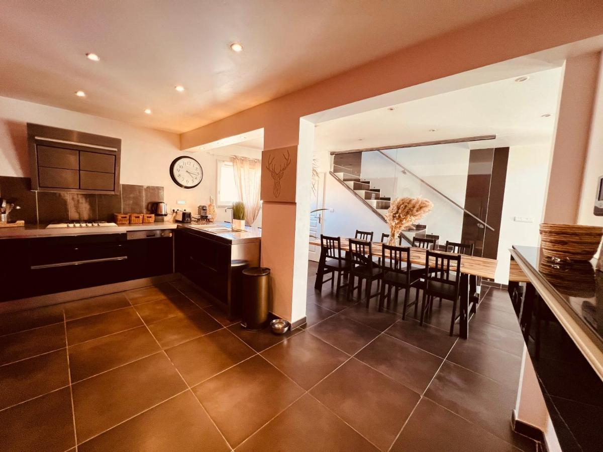 Maison de Village Ecusson: Spacious City Center Retreat with Terrace Nimes Exterior photo